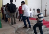 Hora da Comunhão: pais e aniversariantes na Missa das 7h30 na matriz. | <strong>Crédito: </strong>Rosimery Rangel, Pascom - 10/08/19