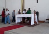 Hora da Comunhão: pais e aniversariantes na Missa das 7h30 na matriz. | <strong>Crédito: </strong>Rosimery Rangel, Pascom - 10/08/19