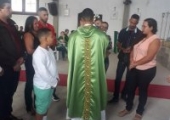 Bastimo das crianças Heitor, Josué e  Grasielle, na Matriz. | <strong>Crédito: </strong>Rosimery Rangel Fernandes, Pascom - 25/08/19