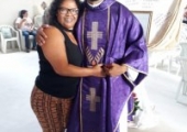 Homenagem dos paroquianos  da matriz pelos 17 anos de ordenação sacerdotal do padre Lenilson, transcorrido no dia anterior (30/11/19) | <strong>Crédito: </strong>Rosimery Rangel, Pascom - 01/12/19