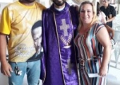 Homenagem dos paroquianos  da matriz pelos 17 anos de ordenação sacerdotal do padre Lenilson, transcorrido no dia anterior (30/11/19) | <strong>Crédito: </strong>Rosimery Rangel, Pascom - 01/12/19