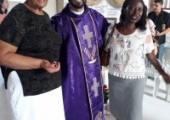Homenagem dos paroquianos  da matriz pelos 17 anos de ordenação sacerdotal do padre Lenilson, transcorrido no dia anterior (30/11/19) | <strong>Crédito: </strong>Rosimery Rangel, Pascom - 01/12/19