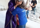 Homenagem dos paroquianos  da matriz pelos 17 anos de ordenação sacerdotal do padre Lenilson, transcorrido no dia anterior (30/11/19) | <strong>Crédito: </strong>Rosimery Rangel, Pascom - 01/12/19