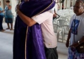 Homenagem dos paroquianos  da matriz pelos 17 anos de ordenação sacerdotal do padre Lenilson, transcorrido no dia anterior (30/11/19) | <strong>Crédito: </strong>Rosimery Rangel, Pascom - 01/12/19