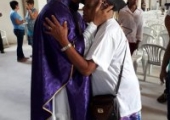 Homenagem dos paroquianos  da matriz pelos 17 anos de ordenação sacerdotal do padre Lenilson, transcorrido no dia anterior (30/11/19) | <strong>Crédito: </strong>Rosimery Rangel, Pascom - 01/12/19