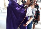 Homenagem dos paroquianos  da matriz pelos 17 anos de ordenação sacerdotal do padre Lenilson, transcorrido no dia anterior (30/11/19) | <strong>Crédito: </strong>Rosimery Rangel, Pascom - 01/12/19