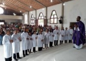 Homenagem dos paroquianos  da matriz pelos 17 anos de ordenação sacerdotal do padre Lenilson, transcorrido no dia anterior (30/11/19) | <strong>Crédito: </strong>Rosimery Rangel, Pascom - 01/12/19