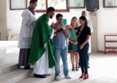 Cumprimentos ao final da Missa. | <strong>Crédito: </strong>Rosimery Rangel Fernandes, Pascom - 16/02/20