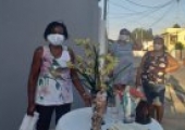 Fiéis registraram a passagem da peregrinação com as imagens do Sagrado Coração de Jesus, Nossa Senhora de Fátima e São José em 01/05/20. | <strong>Crédito: </strong>Enviado por paroquianos(as).