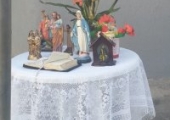 Fiéis registraram a passagem da peregrinação com as imagens do Sagrado Coração de Jesus, Nossa Senhora de Fátima e São José em 01/05/20. | <strong>Crédito: </strong>Enviado por paroquianos(as).