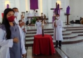Veneração à Cruz de Cristo na Sexta-feira da Paixão | <strong>Crédito: </strong>Roni Lisboa, Pascom - 02/04/21