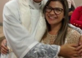 Abraço na tia e secretária paroquial da São Vicente, Denise | <strong>Crédito: </strong>Facebook / Padre Wellington