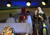 A imagem da padroeira, o altar e os ministros | <strong>Crédito: </strong>Roni Lisboa/Pascom