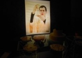 Outro ângulo da mesa do bolo com a foto do padre ao fundo | <strong>Crédito: </strong>Gustavo / Pascom