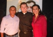 Padre Giovanni com os cantores litúrgicos Cleiton e esposa | <strong>Crédito: </strong>Gustavo / Pascom