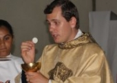 Padre Giovanni distribuindo a Comunhão | <strong>Crédito: </strong>Roni Lisboa / Pascom