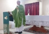 Padre Hélio da Silva Rosa celebrando no terceiro dia do Tríduo de São João (23/06/15) | <strong>Crédito: </strong>Roni Lisboa / Pascom