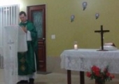 Pe. Giovanni pregando na Missa na comunidade Nossa Senhora do Carmo, na casa da paroquiana Clarinda, em 01/07/15 | <strong>Crédito: </strong>Rita Sales