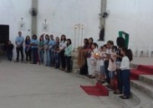 Catequistas e crianças ao final da Missa das 19h30, na Matriz (30/08/15) | <strong>Crédito: </strong>Rita Sales