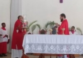Missa de Ramos: padre Giovanni e diácono João Batista no presbitério | <strong>Crédito: </strong>Leniéverson, Pascom